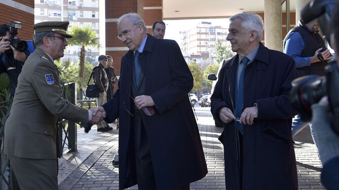 El presidente del PP andaluz, Juanma Moreno, en compañía de su esposa.
