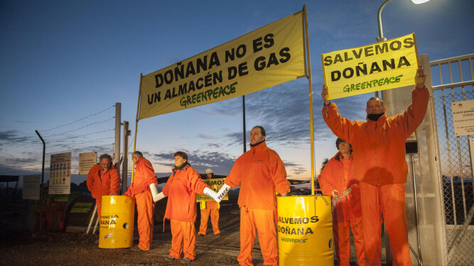 Protesta de Greenpeace contra el proyecto de gas en Doñana.