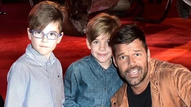 Martin posa con sus dos hijos, Matteo y Valentino, de nueve años.