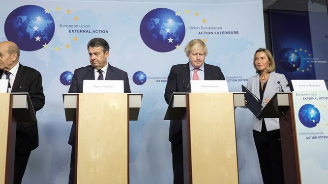 Los ministros de exteriores de Francia, Jean-Yves Le Drian; Alemania, Sigmar Gabriel; y el Reino Unido, Boris Johnson, con Federica Mogherini, ayer en Bruselas