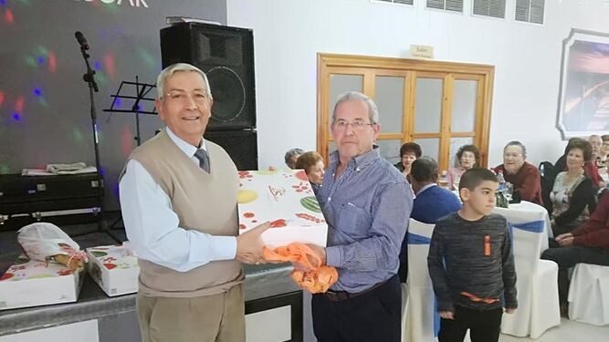 Los mayores homenajean a José Domínguez en su comida anual