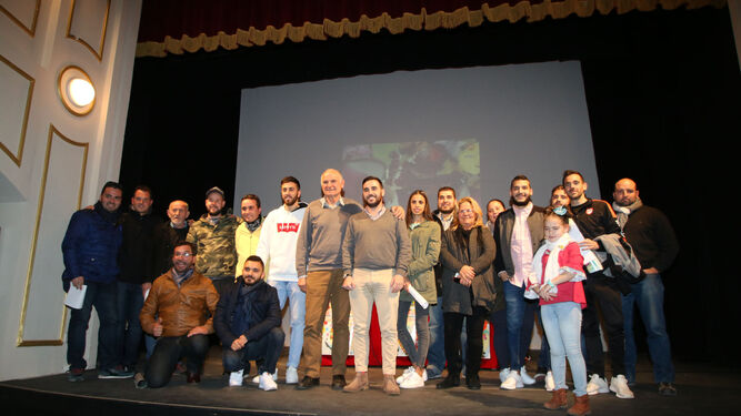 El concejal Carlos Sánchez y Nicolás Castillo con los representantes de los distintos grupos que asistieron anoche al sorteo en el Teatro Apolo.