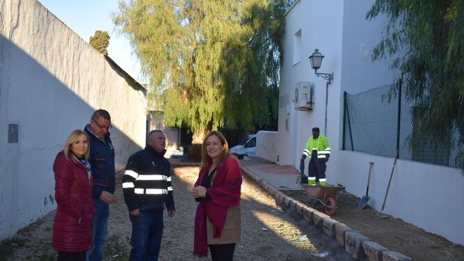 La alcaldesa Esperanza Pérez Felices, y la concejala de Fomento, Tonibel Sánchez, han visitado las obras.