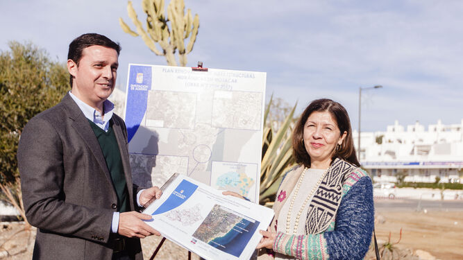 El vicepresidente de la Diputación y la alcaldesa de Mojácar muestran el proyecto de mejoras hidráulicas.