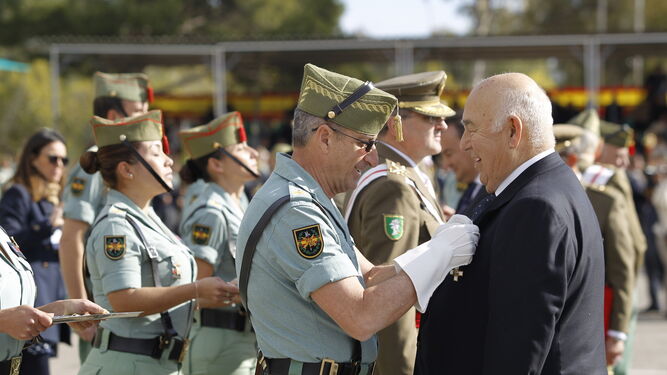 El general jefe de la Brileg, Juan Martín Cabrero, impone a José Antonio Picón la Cruz al Mérito Militar con distintivo blanco, concedida por el Consejo de Ministros.
