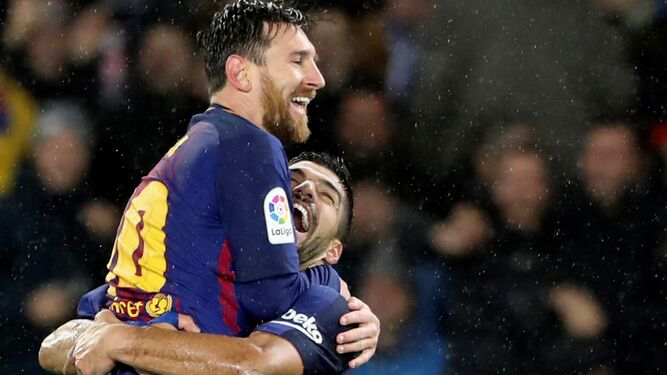 Messi celebra uno de los goles con Suárez