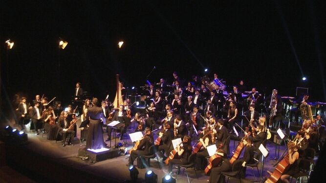 La Film Symphony Orchestra durante el concierto ofrecido el sábado en el Teatro Auditorio de Roquetas, bajo la batuta de Constantino Martínez-Orts.