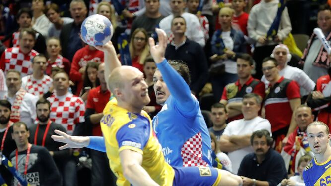 El sueco Jesper Nielsen intenta el tiro a la portería de Croacia.