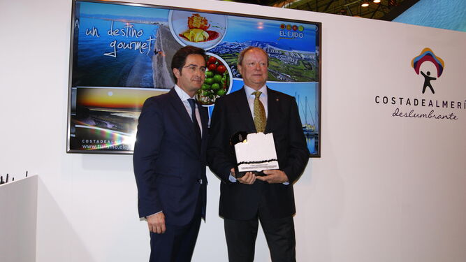 Entrega del Premio al Mérito Turístico al director del IMD, Gabriel Giménez.