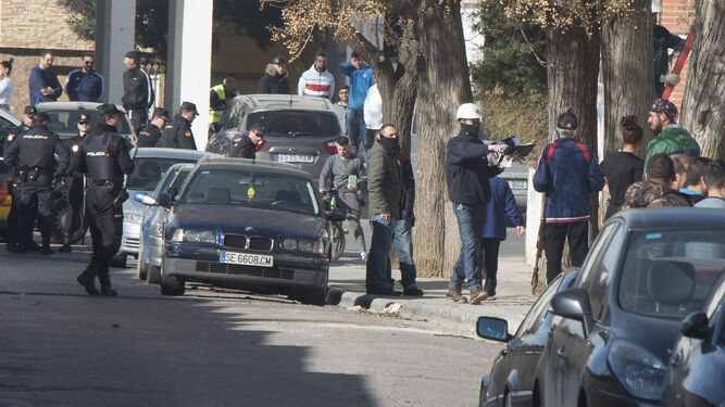 Agentes de la Policía Nacional escoltan en Granada a trabajadores de Endesa en un registro contra enganches ilegales.