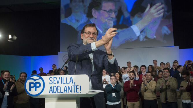 Mariano Rajoy saluda a los asistentes al acto que celebró ayer el PP en Sevilla.