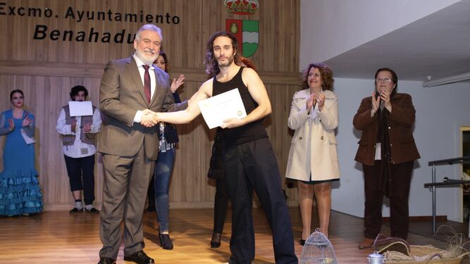 Juan Antonio Almansa entrega un diploma a Esteban Lazo.