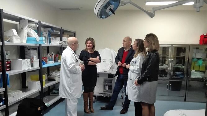 Rosalía Espinosa junto al alcalde de Huércal Overa, Domingo Fernández, y la Senadora del PP, Maribel Sánchez, visitando el hospital huercalense.