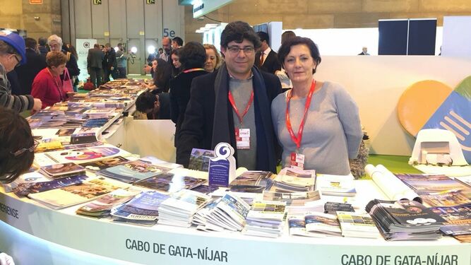 Alexis Pineda, concejal de Turismo, Patrimonio Histórico y Playas, junto a Carmen Fernández, técnica de turismo, en el expositor de Costa de Almería.