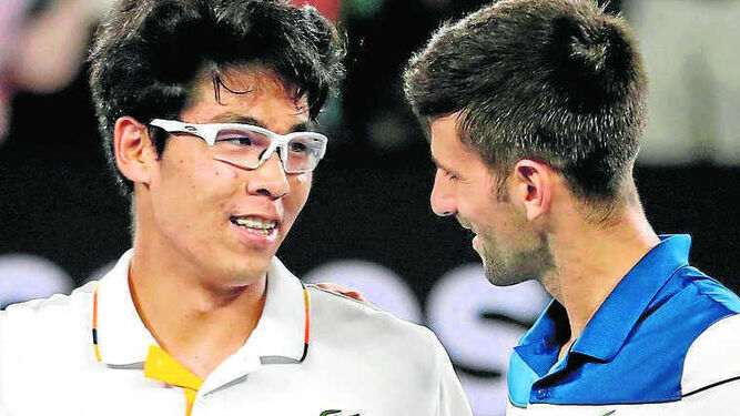 Djokovic felicita a Chung tras el partido.