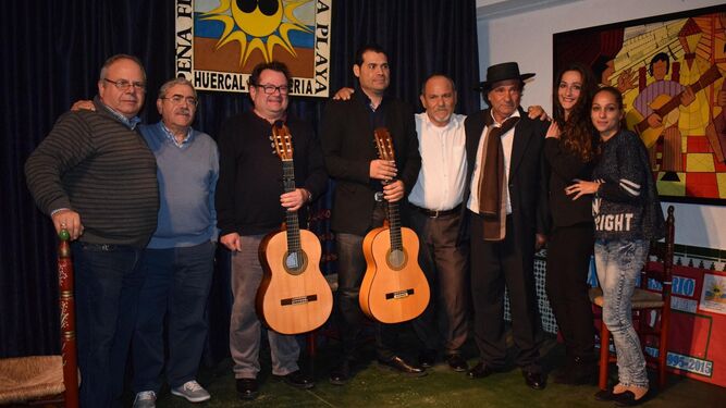 Juan Moreno 'El Rubio' acompañado por varios de sus acompañantes en la noche del homenaje.