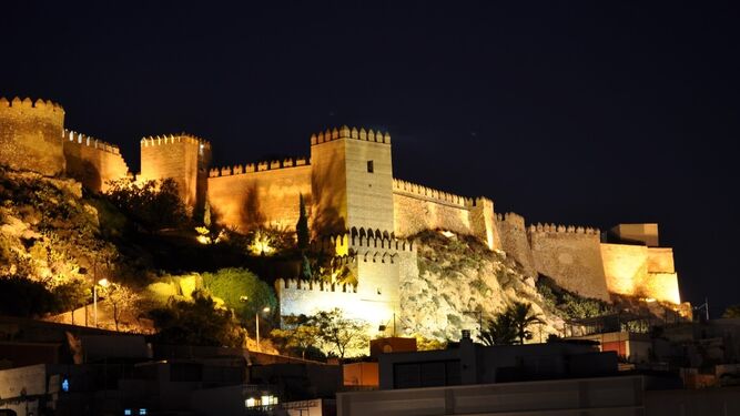 Vista panorámica de la Alcazaba por la noche con la iluminación que cuenta en la actualidad.