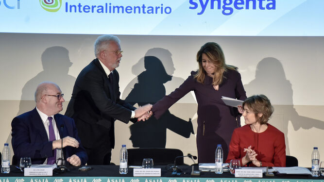 Ricardo Serra saluda a Susana Díaz ante la antenta mirada del comisario Phil Hogan y la ministra García Tejerina.