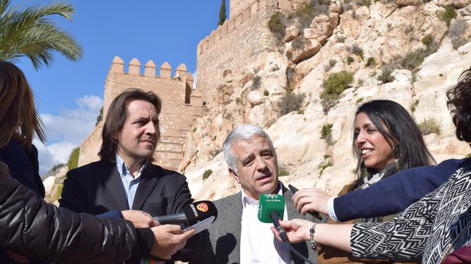 Rafael Burgos, José Antonio Funes y Marta Bosquet a las puertas de la Alcazaba.