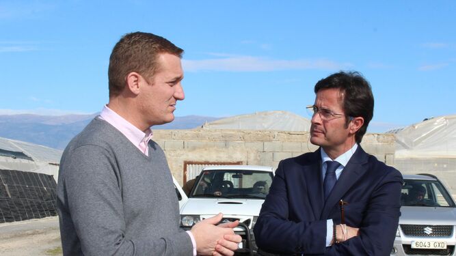 Conversación entre el delegado de Medio Ambiente, Raúl Enríquez, y el alcalde de El Ejido, Francisco Góngora