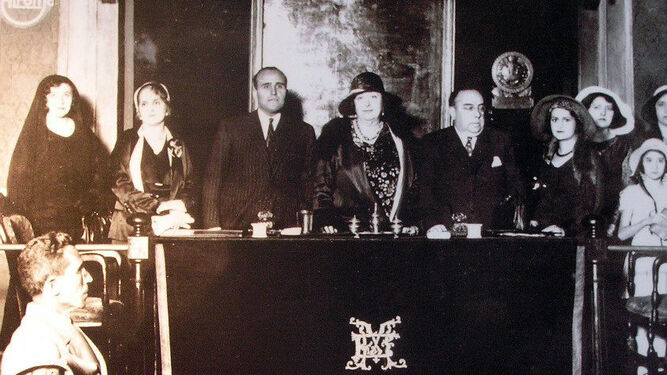 Carmen de Burgos preside un acto en Madrid en 1931.