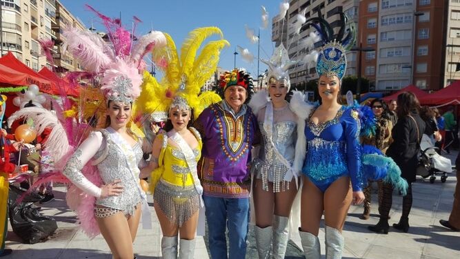 Nicolás Castillo acompañado ayer de la diosa y las ninfas del Carnaval.