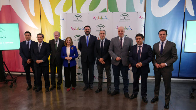 Representantes de las ocho diputaciones provinciales estuvieron presentes en la firma de promoción turística celebrada ayer en Málaga.
