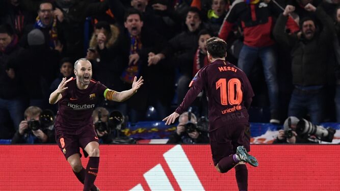 Iniesta y Messi celebran el gol del empate