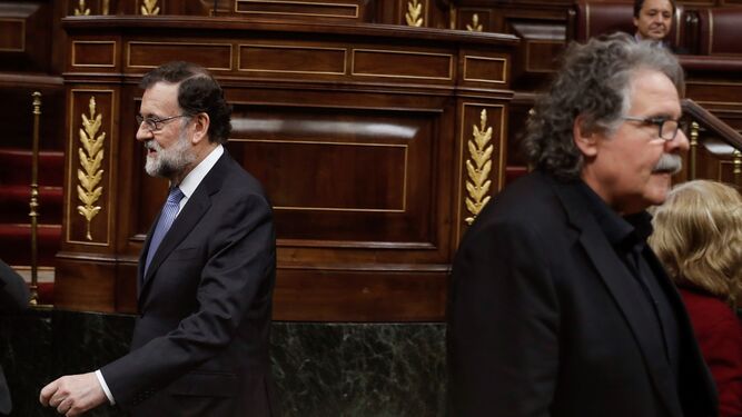 El presidente del Gobierno, Mariano Rajoy, y el diputado de ERC Joan Tardá, poco antes de arrancar ayer la sesión de control al Gobierno en el Congreso.