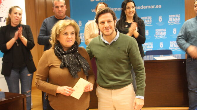 El concejal de Comercio, Luis Miguel Carmona, con una de las premiadas..