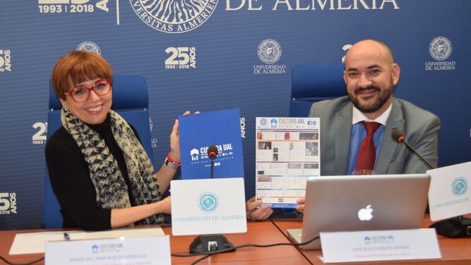 María del Mar Ruiz junto a Blas Fuentes presentando ayer la programación de la UAL.