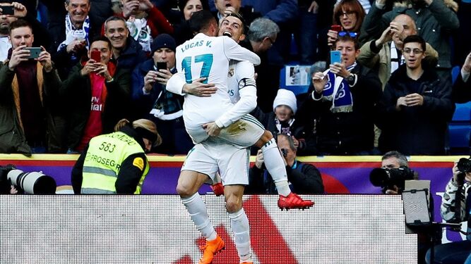 Lucas Vázquez abraza a Cristiano Ronaldo.