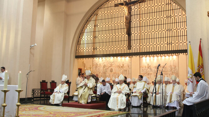 Ginés García, en el centro, arropado por más de 35 obispos, arzobispos y cardenales de toda España.