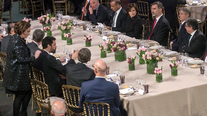 El Rey preside la cena de bienvenida al Mobile World Congress. Frente a él, Colau y Torrent