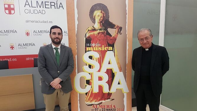 El concejal de Cultura, Carlos Sánchez acompañado del vicario, Juan Torrecillas durante la presentación del ciclo de música sacra.