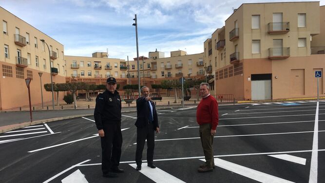 El alcalde visitó ayer la zona tras habilitarse los aparcamientos.