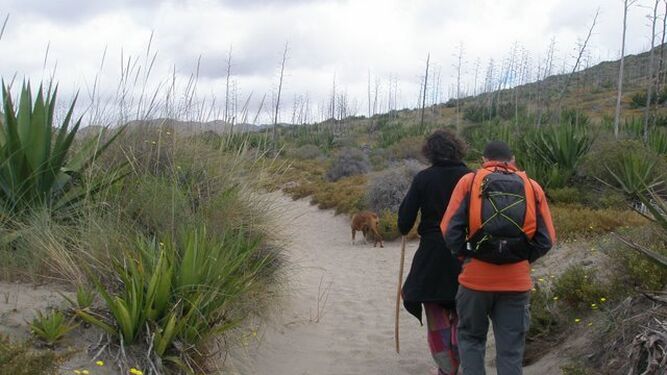 Dos senderistas en el Parque de Cabo de Gata-Níjar.