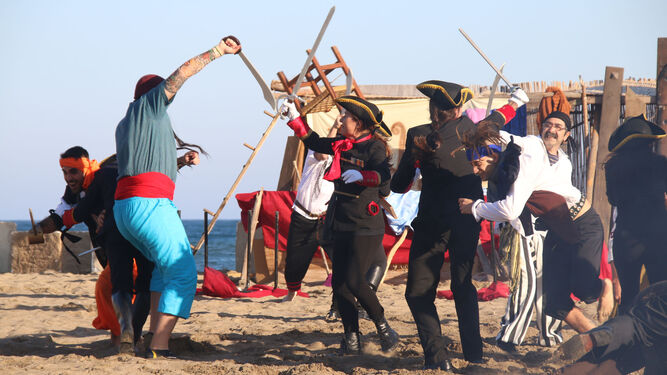 Los vecinos de San José se visten para la ocasión con trajes piratas para escenificar el desembarco.