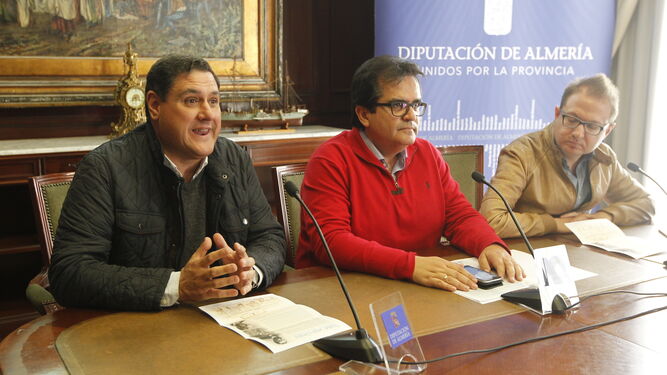 El diputado de Cultura, Antonio Jesús Rodríguez con Francisco Alonso, responsable del IEA y José Francisco García, coordinador de la actividad.