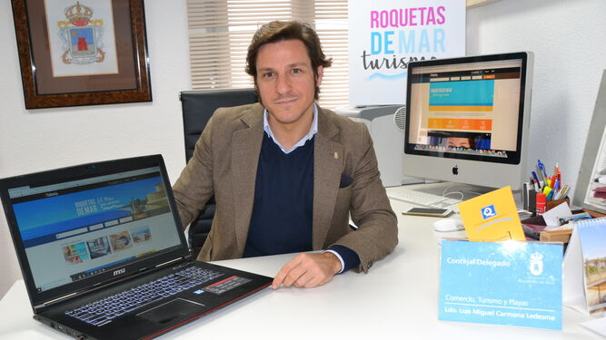 Luis Miguel Carmona, en su despachoe la concehajalía de Turismo, Comercio y Playas.