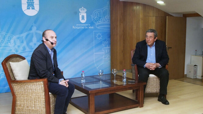 El periodista Paco Guerrero, a la izquierda, dirigió la charla con Fernando Cuadri.