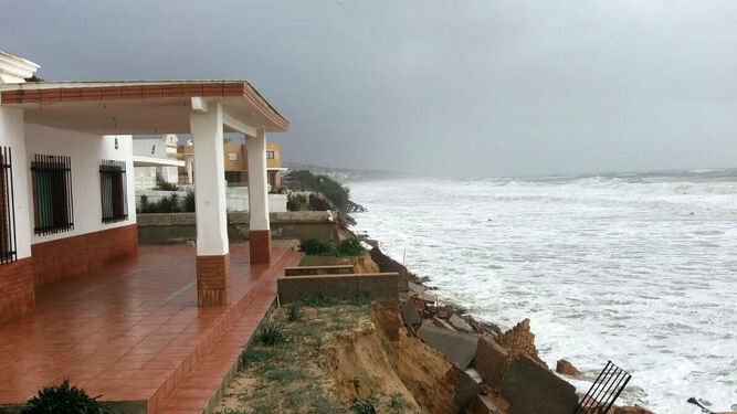 El temporal llegó casi a las puertas de los chalés de Bonares.