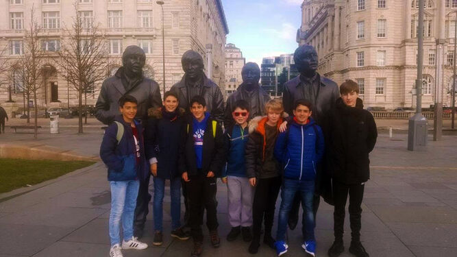 Algunos de los alumnos, frente a un monumento dedicado a Los Beatles.