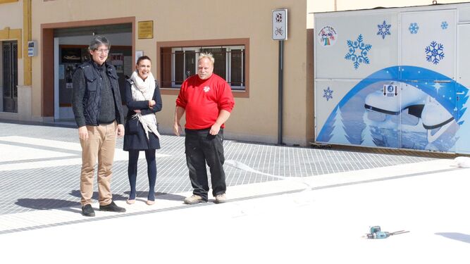 El alcalde y la edil de Juventud han visitado la zona eon la que se instalará la pista de hielo artificial.