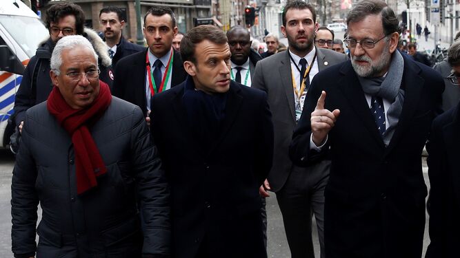 Rajoy junto a Macron y el portugués António Costa.