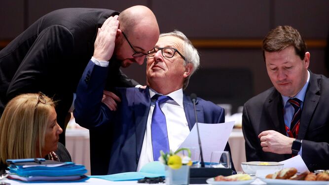 El presidente de la Comisión Europea, Jean-Claude Juncker, conversa con el primer ministro belga, Charles Michel, ayer en Bruselas.