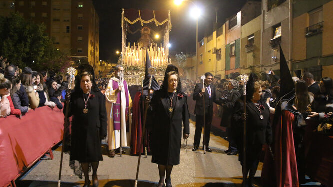 La candeleria pudo lucir durante gran parte de la noche iluminando el rostro de la Virgen y de las personas más cercanas al palio.