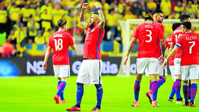 El centrocampista chileno Arturo Vidal celebra con su afición uno de los dos goles a Suecia en Solna.