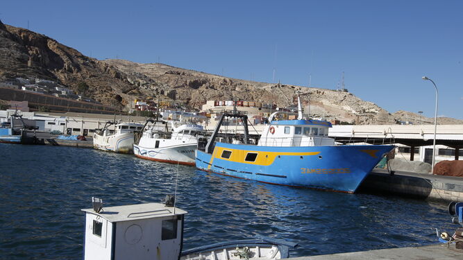 Parada temporal del arrastre en el puerto pesquero de Almería.