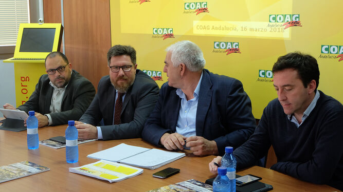El consejero de Agricultura, Rodrigo Sánchez Haro, visitó  COAG Andalucía y en la imagen está junto a Miguel López Sierra, secretario general de la organización.